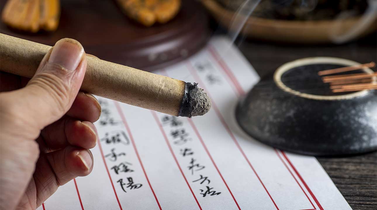 En quoi consistent la moxibustion, le massage Tui Na et la thérapie par ventouses ?